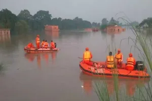 बलिया में सरयू नदी का कहर, तीन हजार की आबादी पानी में घिरी, बाढ़ के बीच NDRF ने संभाला मोर्चा